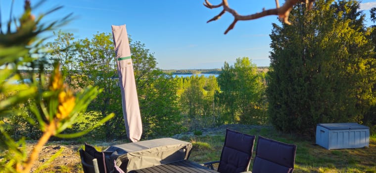 Utsikt över sjö och skog från arbetsplatsen i Ormestorp
